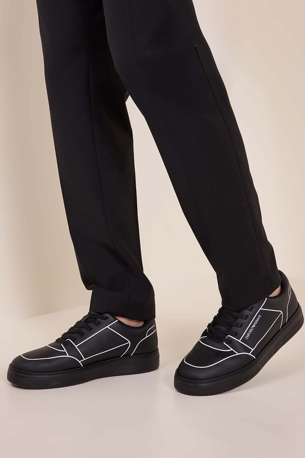 תמונת כל הלוק של נעלי סניקרס